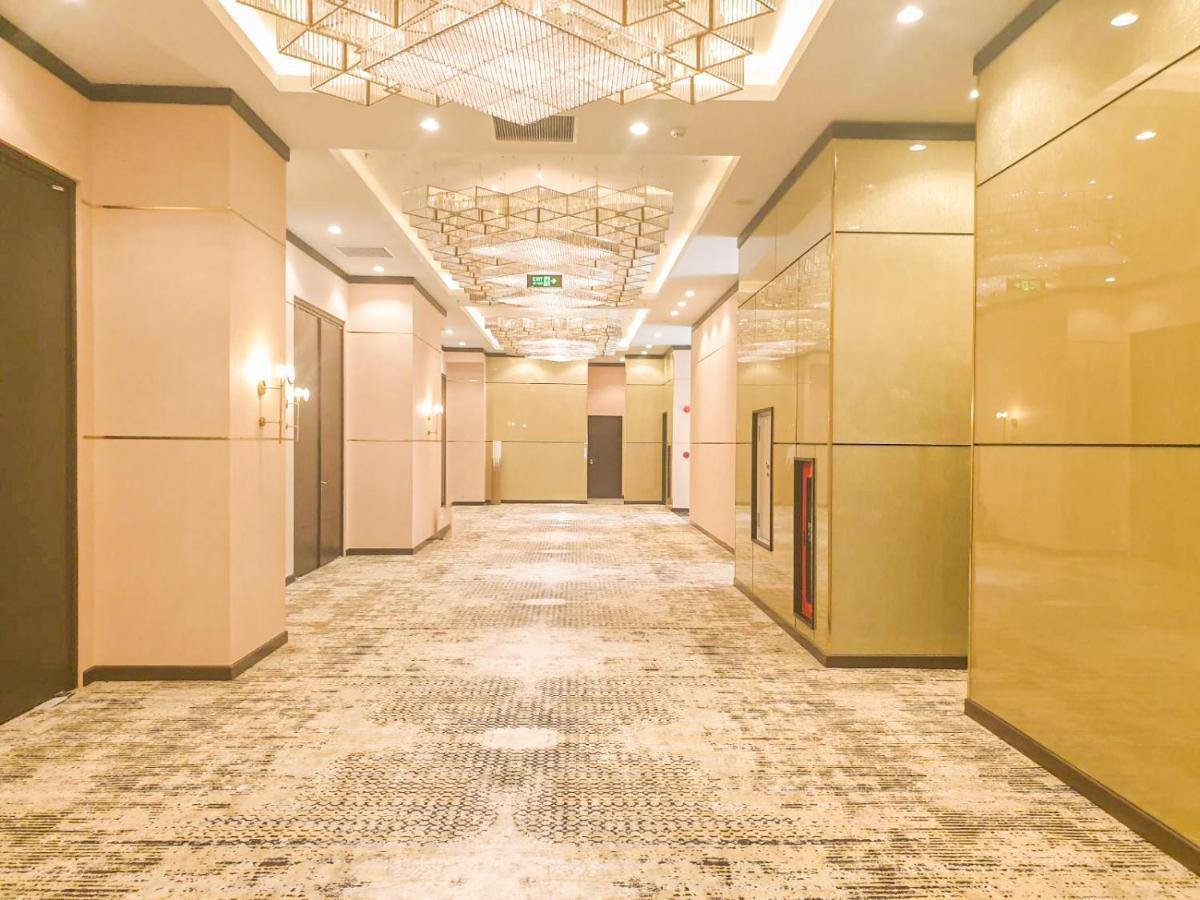 Diamond Stars Ben Tre Hotel Zewnętrze zdjęcie A corridor in a hotel