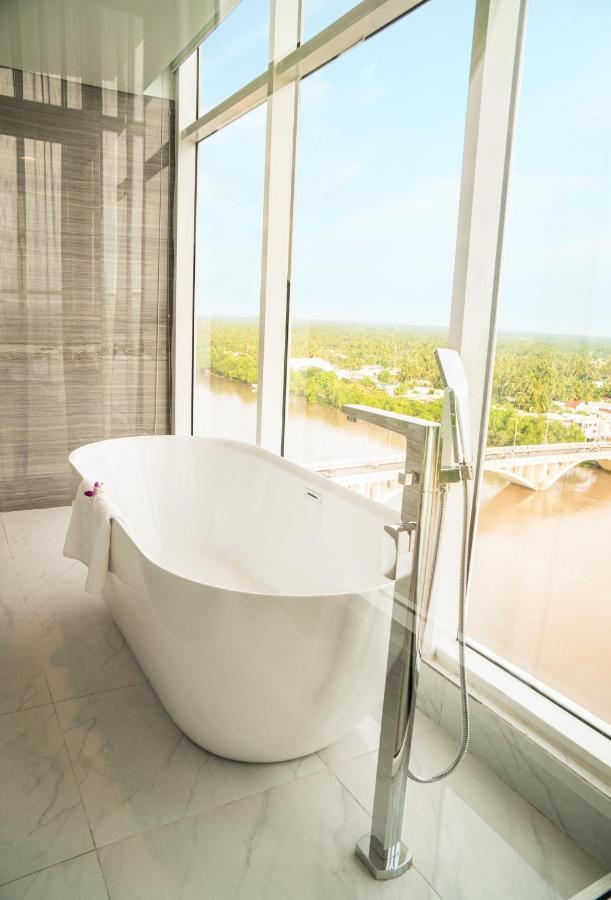 Diamond Stars Ben Tre Hotel Zewnętrze zdjęcie A freestanding bathtub