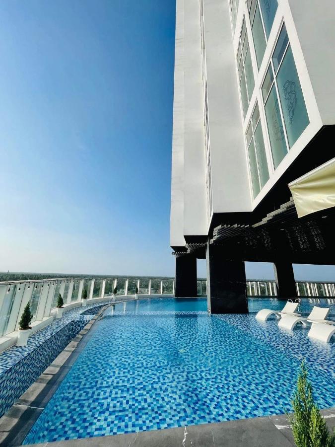 Diamond Stars Ben Tre Hotel Zewnętrze zdjęcie The pool at the 360° Sky Bar
