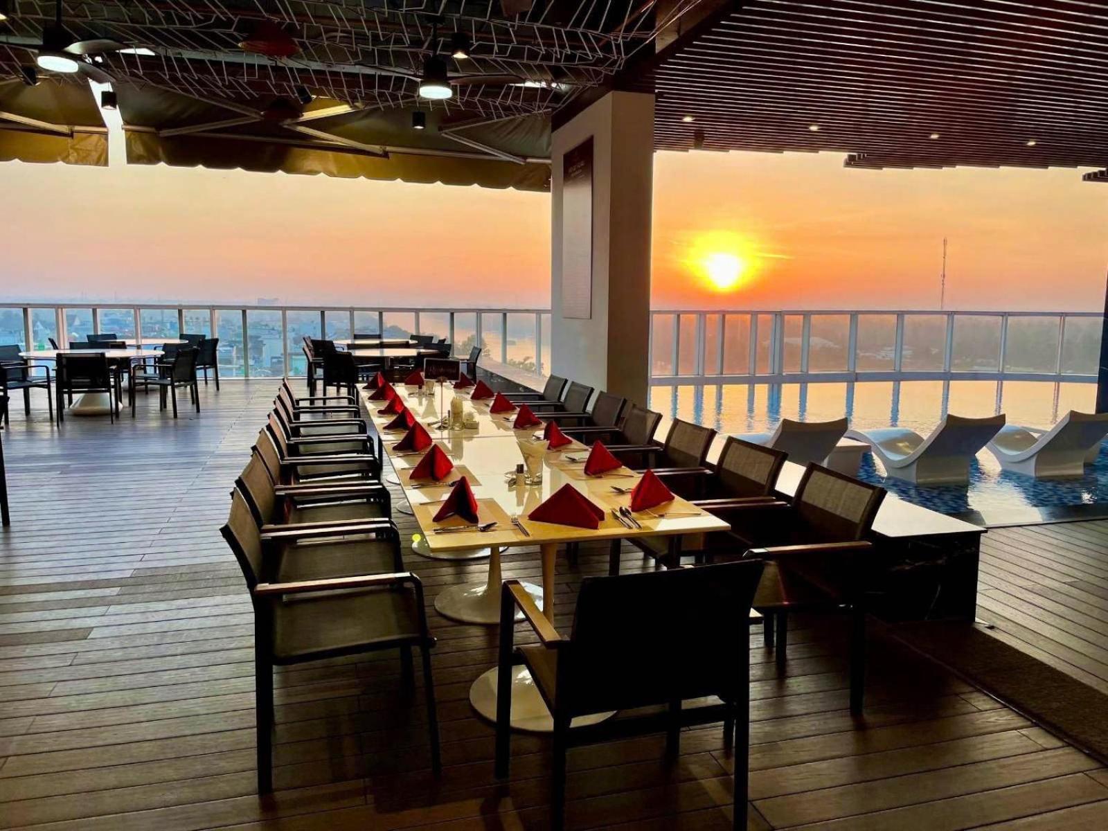 Diamond Stars Ben Tre Hotel Zewnętrze zdjęcie Sunset at the Sky Bar